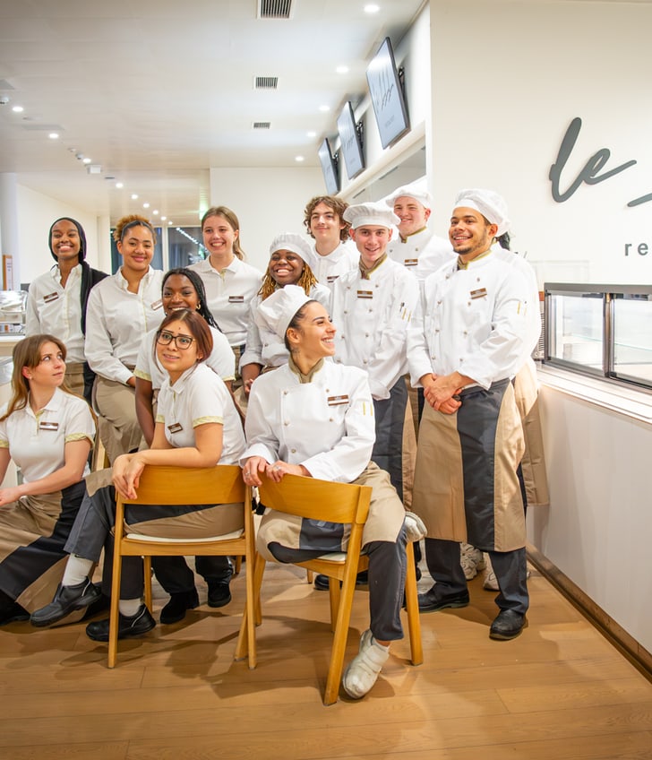 Restaurantteam von Le 111 posiert in Uniformen.