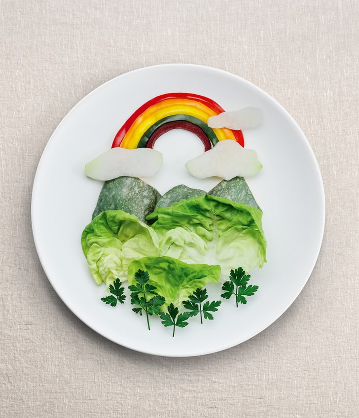 Teller mit Lebensmittel die einen Regenbogen und ein Landschaft formen. Sujet für Nachhaltigkeitskampagne