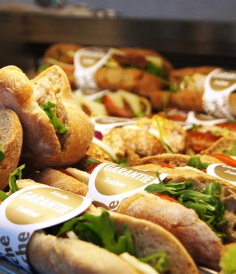 Verschiedene belegte Baguettes in einer Auslage.