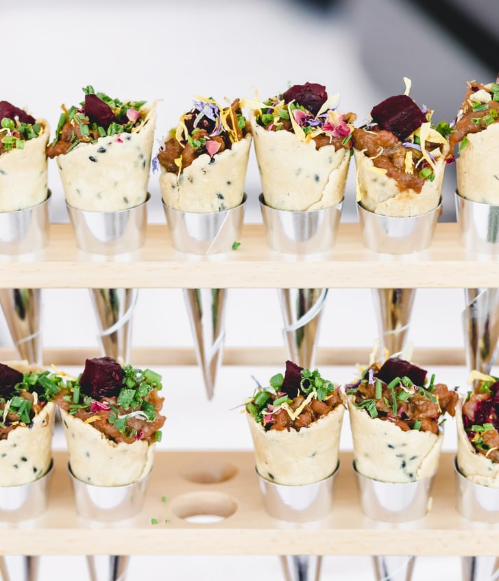 Häppchen schön angerichtete auf einem Event-Buffet.