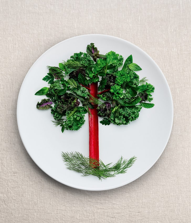 Ein Baum, der mit Lebensmittel auf einem Teller nachgestellt wurde.