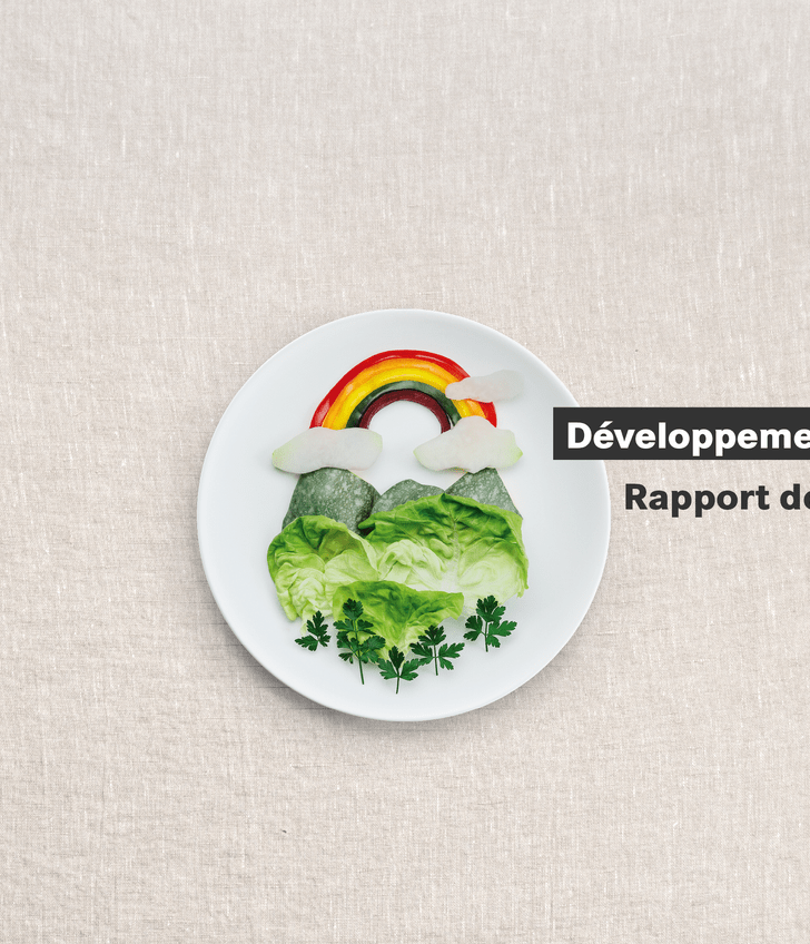 Assiette avec paysage et arc-en-ciel, texte