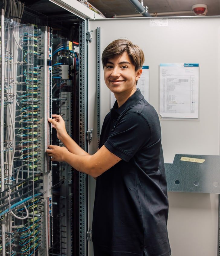 Person arbeitet an einem Serverrack im Rechenzentrum.