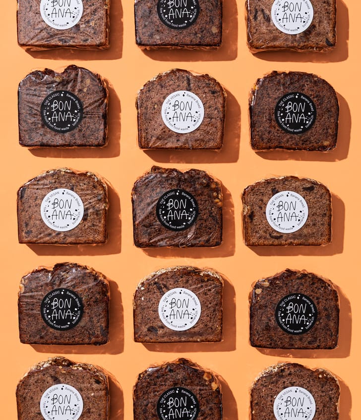 Sechzehn Brotscheiben auf orangefarbenem Hintergrund.