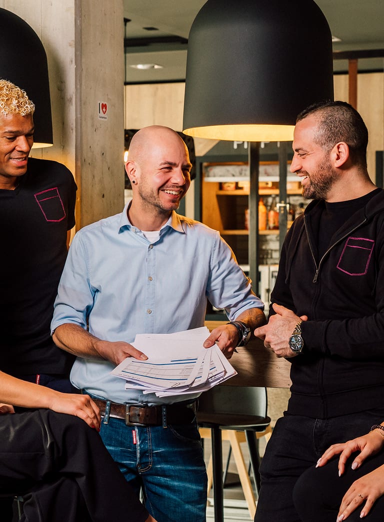 Gruppe von Menschen lachend und sich unterhaltend.