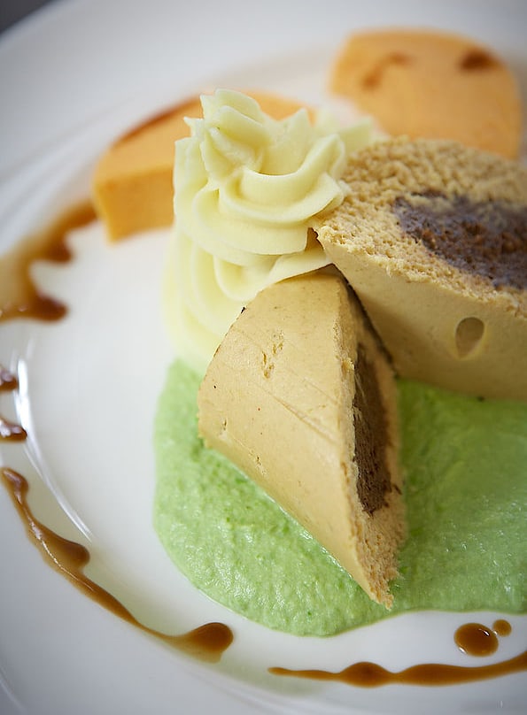 Gourmet-Dessert auf weissem Teller serviert.