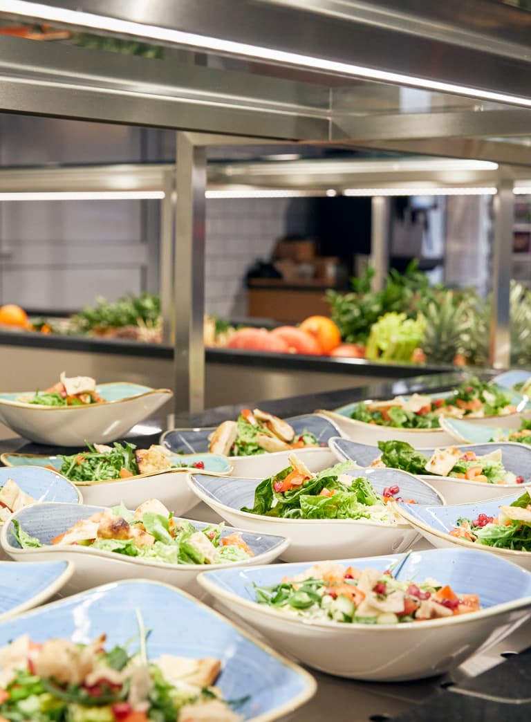Frische Salate auf dem Counter in einem Restaurant.