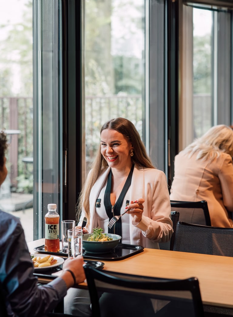 Mann und Frau essen und unterhalten sich in einem Cafeteria-Restaurant.