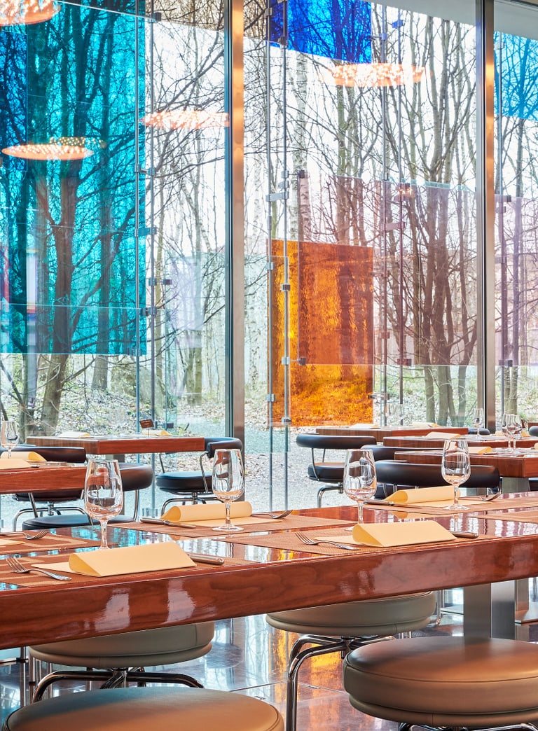 Moderner und heller Gastraum in einem Mitarbeiterrestaurant mit Blick ins Grüne.