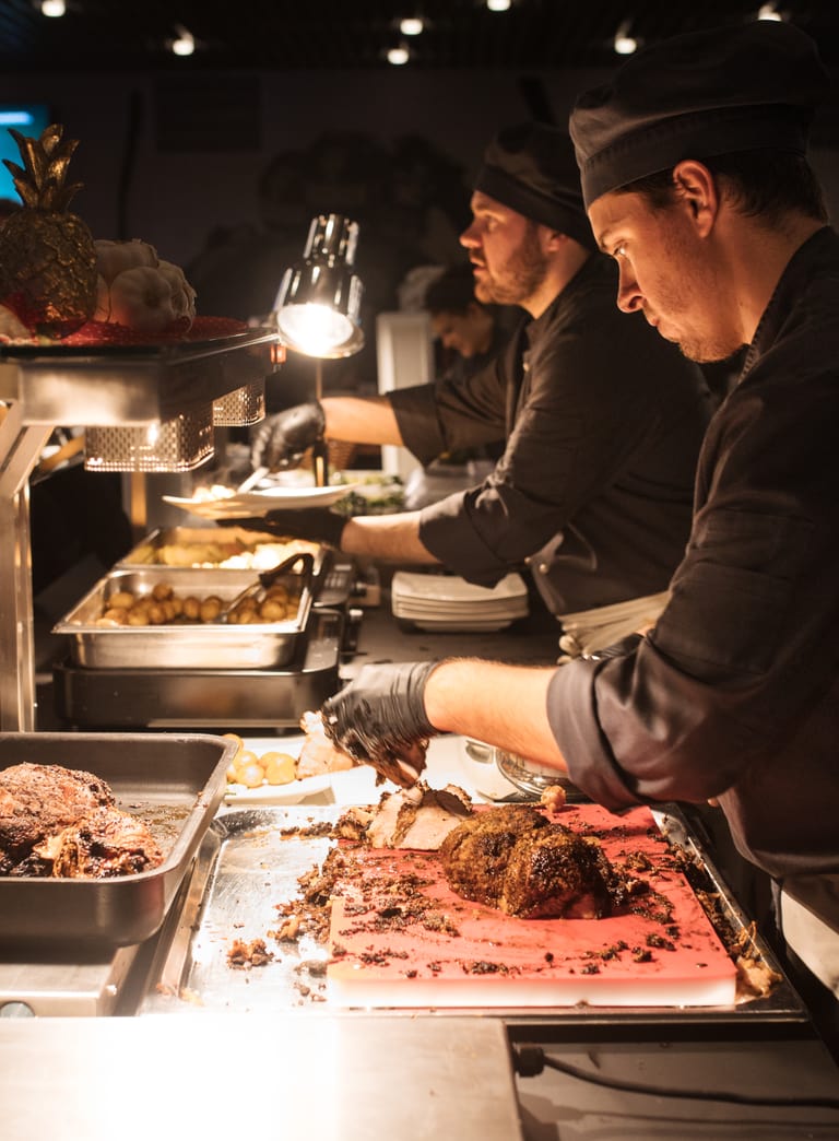 Köche bereiten Essen live am Buffet in der Swiss Life Arena vor den Gästen zu .