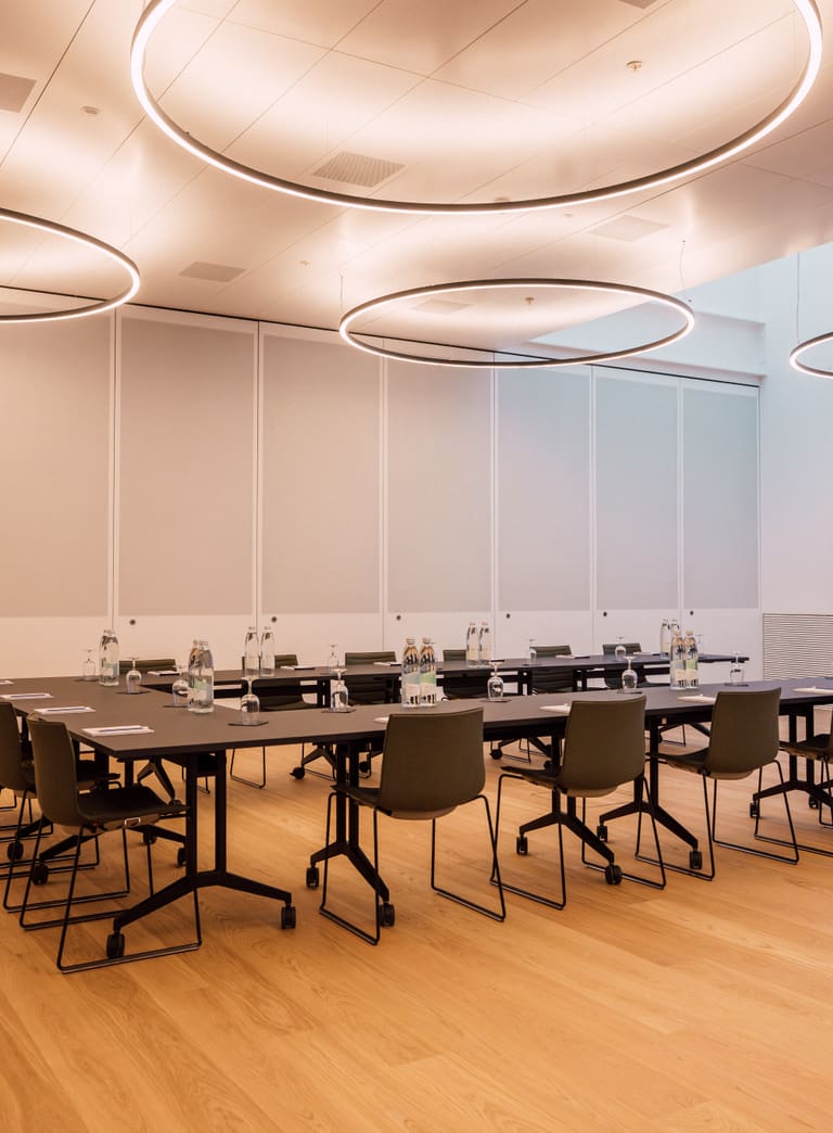 Moderne Café-Lounge mit Holztheke und Pflanzen.