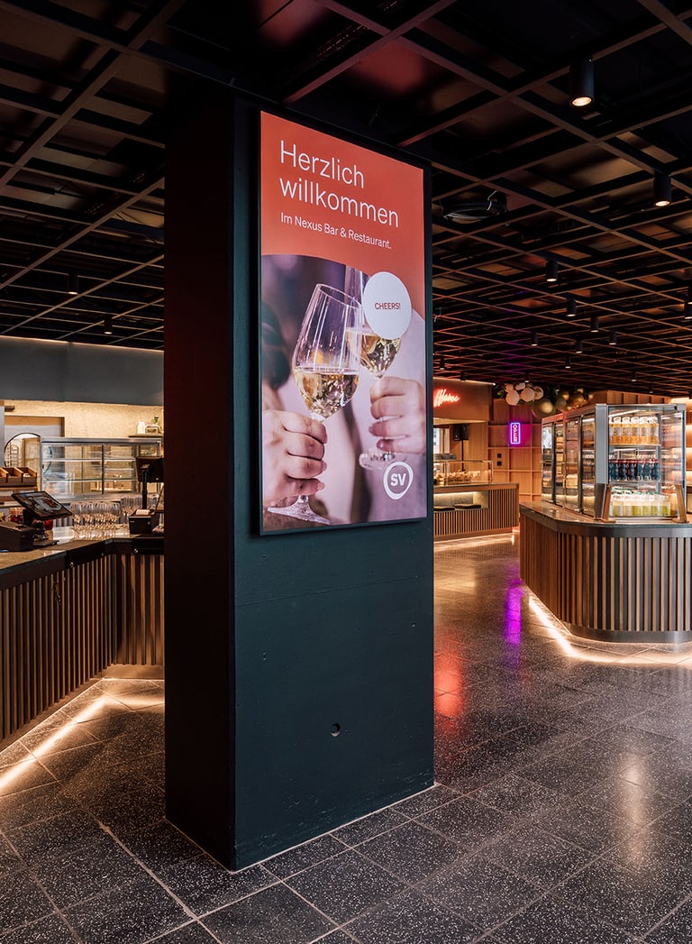 Modernes Restaurantinterior mit Begrüssungsschild.