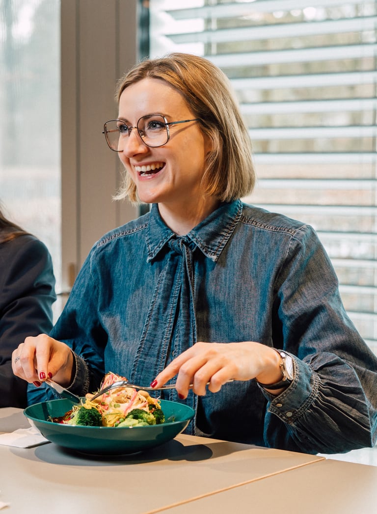 Drei Personen beim Mittagessen und Unterhalten in einem Restaurant.
