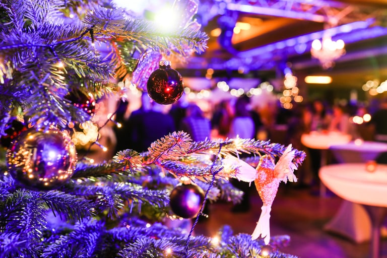 Nahaufnahme eines dekorierten Weihnachtsbaums bei einer Feier.