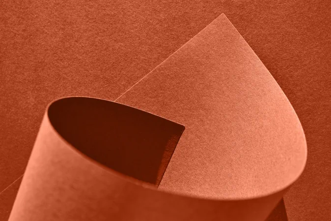 Nahaufnahme von gefaltetem, orangefarbenem Papier.