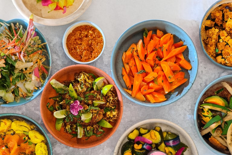 Verschiedene vegetarische Gerichte in Schüsseln angerichtet.