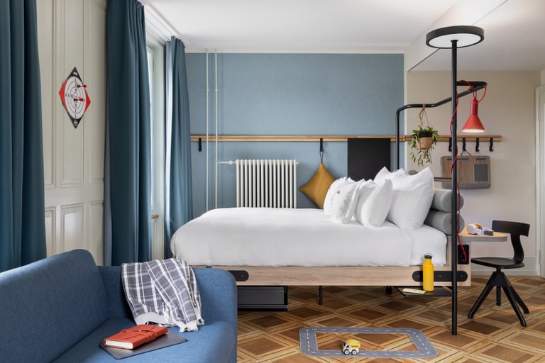 Stilvoll eingerichtetes Hotelzimmer mit blauen und gelben Akzenten.