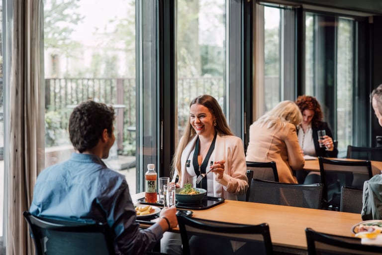 Mann und Frau essen und unterhalten sich in einem Cafeteria-Restaurant.