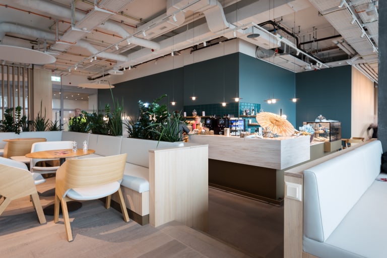 Gemütliche Kaffeebar und Lounge im Restaurant Chreis14 am Flughafen Zürich, die auch als Coworking Space genutzt werden kann.