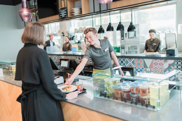 Systemgastronomiefachmann Lernender am Counter