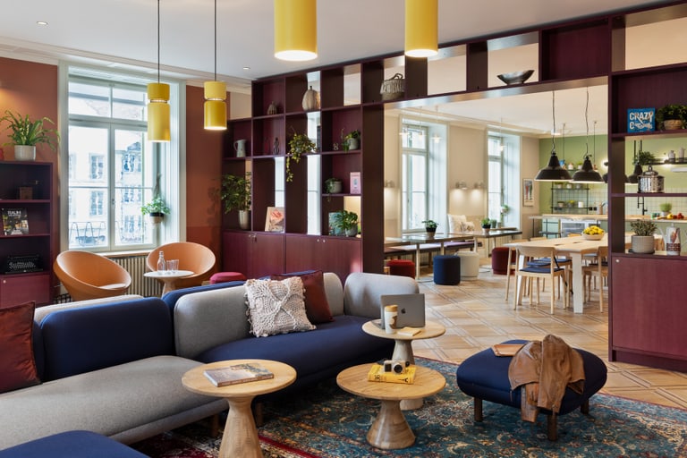 Modernes Hotellobby-Interieur mit gemütlichen Sitzbereichen und einer integrierten Café-Bar.