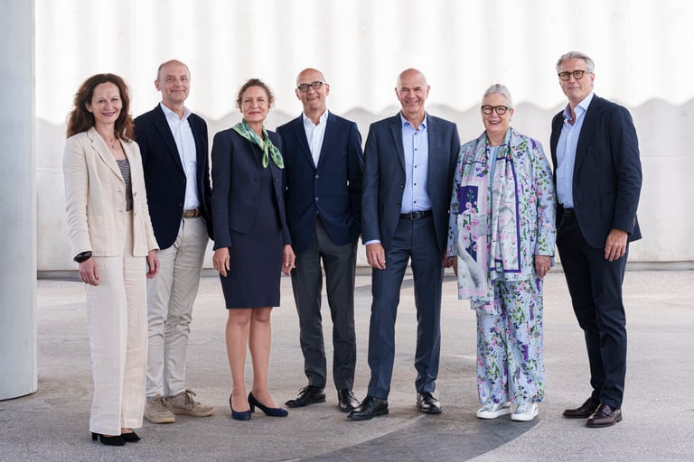 Gruppe von Geschäftsleuten in formeller Kleidung.