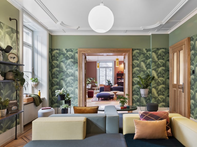 Stay KooooK Bern City Bibliothek mit Blick in den angrenzenden Raum.