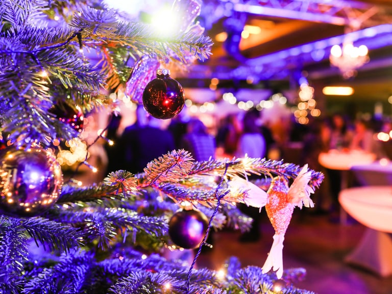 Nahaufnahme eines dekorierten Weihnachtsbaums bei einer Feier.