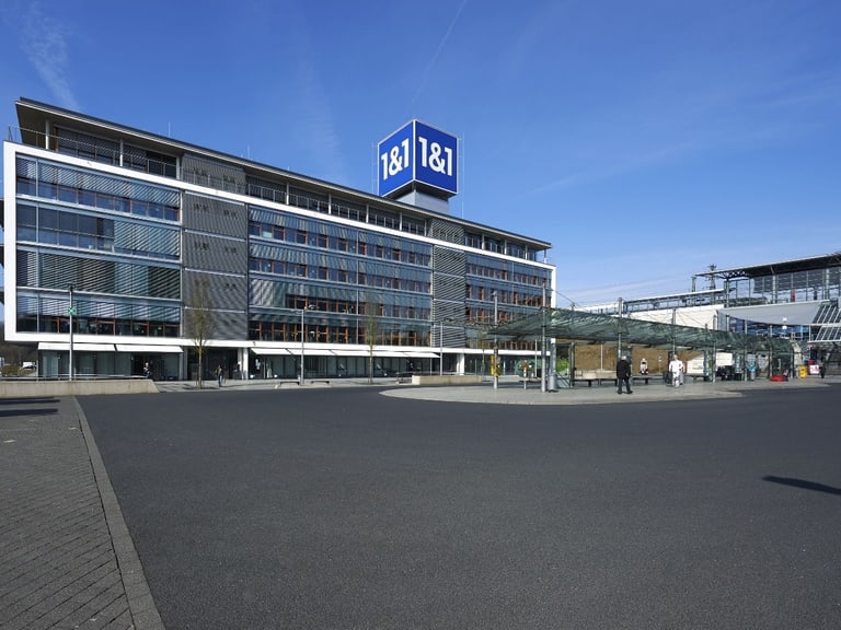 Modernes Bürogebäude mit blauem Himmel.