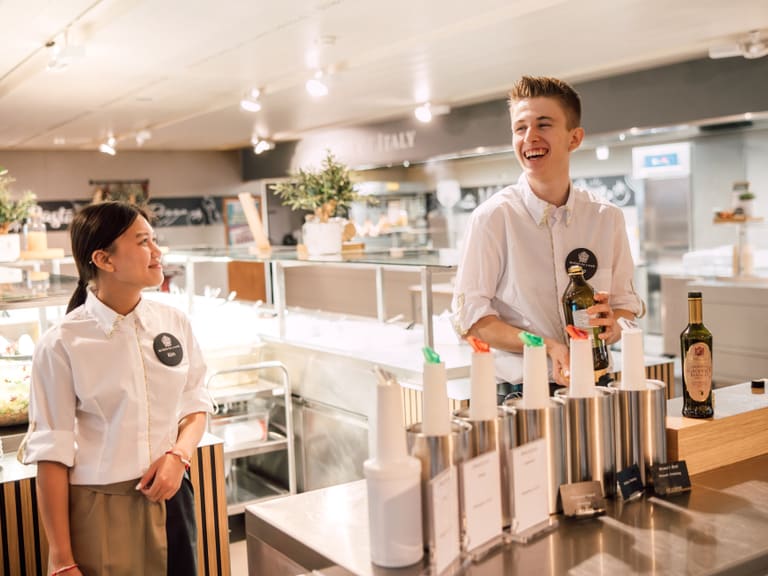 Zwei Personen in einem Restaurant, die lachen.