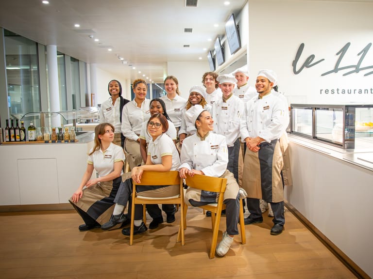 Restaurantteam von Le 111 posiert in Uniformen.