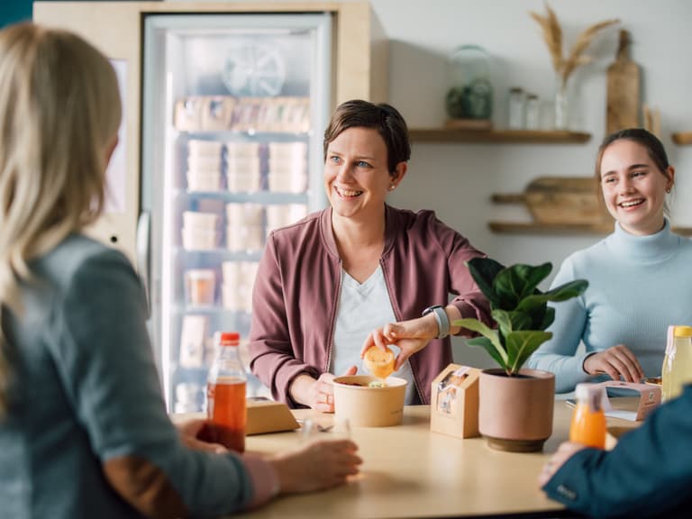 De la nourriture fraîche 24 heures sur 24, grâce à notre réfrigérateur intelligent gustav. 