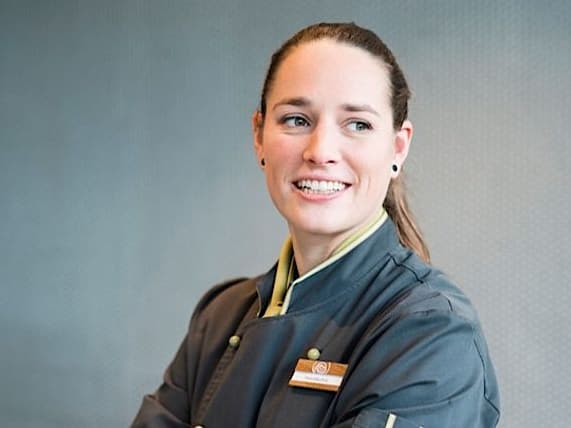 Portrait einer Mitarbeiterin der SV Group lacht in die Kamera.