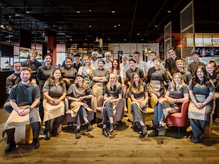 Gruppe von Restaurantmitarbeitern, die für ein Foto posieren.