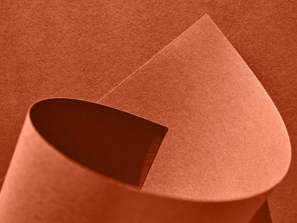 Nahaufnahme von gefaltetem, orangefarbenem Papier.