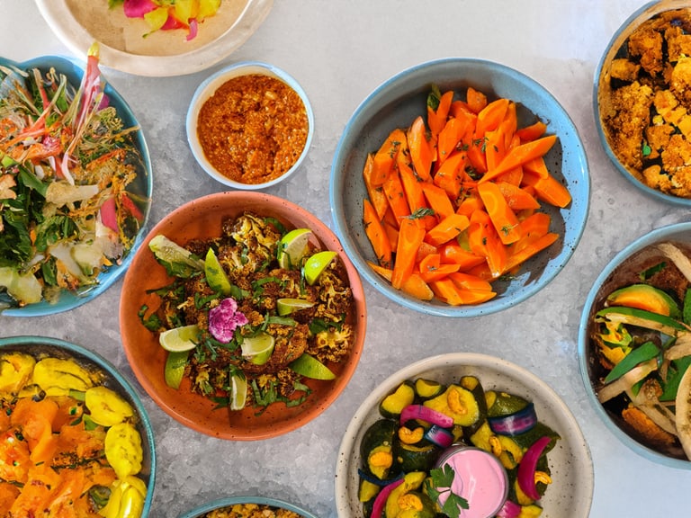 Verschiedene vegetarische Gerichte in Schüsseln angerichtet.