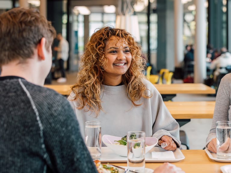 Menschen unterhalten sich in einem modernen Café.