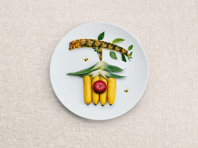 Tropische Szene mit Früchten auf Teller geformt.