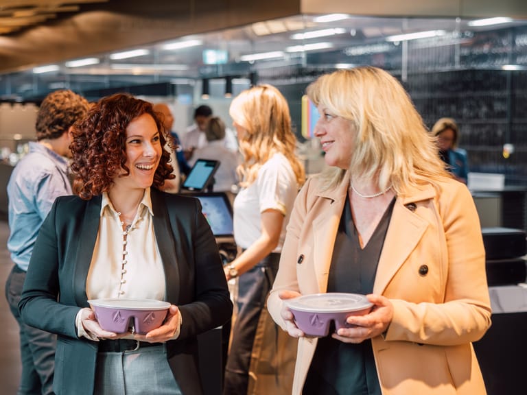 Frauen lachen im Restaurant uns laufen 
