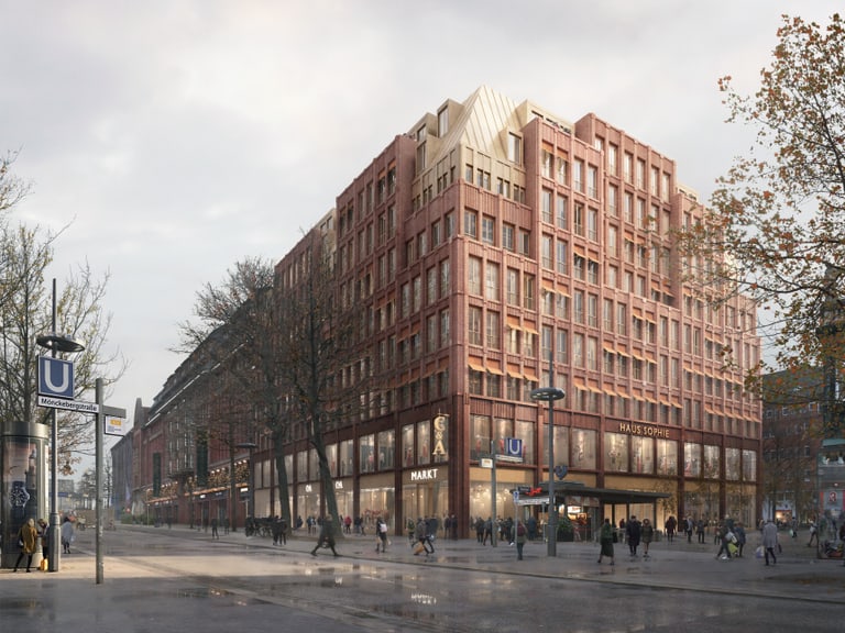 Moderne Architektur eines grossen Gebäudes in einer städtischen Strasse mit Menschen und U-Bahn-Schild.