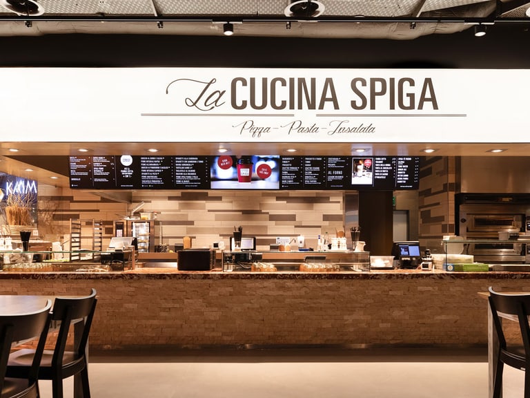 SPIGA Ristoranti bietet italienischen Spezialitäten wie Pizza, Pasta und kleine Snacks. 