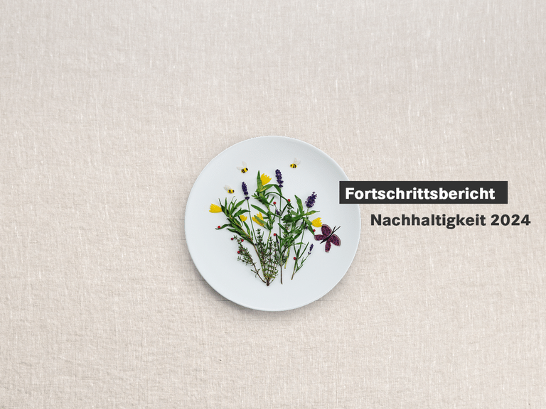 Teller mit buntem Blumendruck, Fortschrittsbericht Nachhaltigkeit 2024.