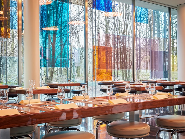 Moderner und heller Gastraum in einem Mitarbeiterrestaurant mit Blick ins Grüne.