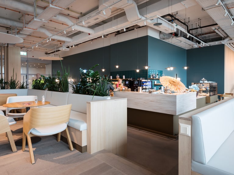 Gemütliche Kaffeebar und Lounge im Restaurant Chreis14 am Flughafen Zürich, die auch als Coworking Space genutzt werden kann.