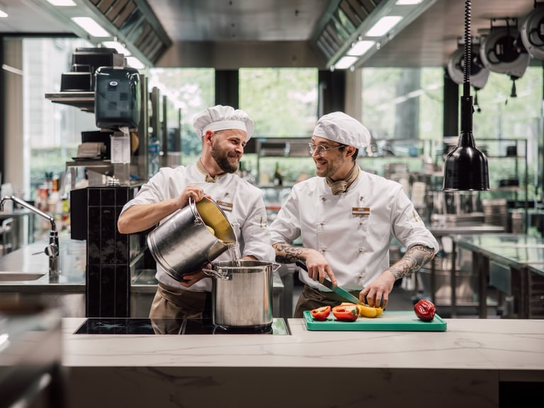 Zwei Köche bei der Arbeit.