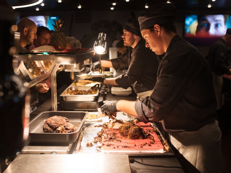 Köche bereiten Essen live am Buffet in der Swiss Life Arena vor den Gästen zu .