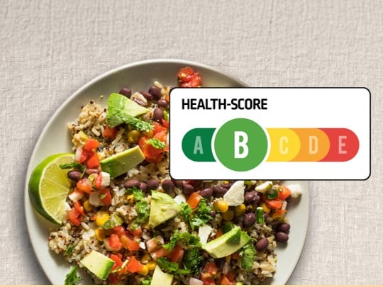 Teller mit buntem Salat und Gesundheitsbewertungsskala.