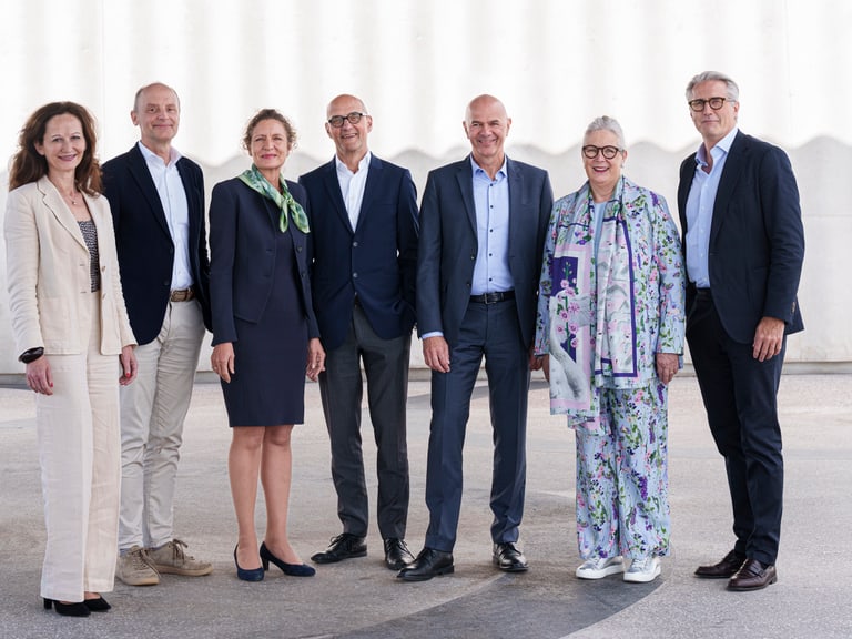 Gruppe von Geschäftsleuten in formeller Kleidung.