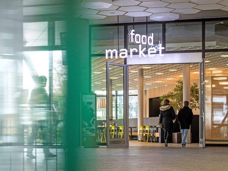 Eingang zum Food Market mit Menschen, die hineingehen.