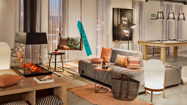 Modernes Wohnzimmer mit Kamin und Billardtisch.